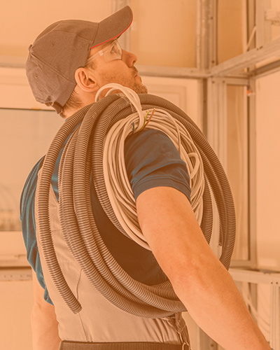 Installation électrique - un électricien porte des câbles